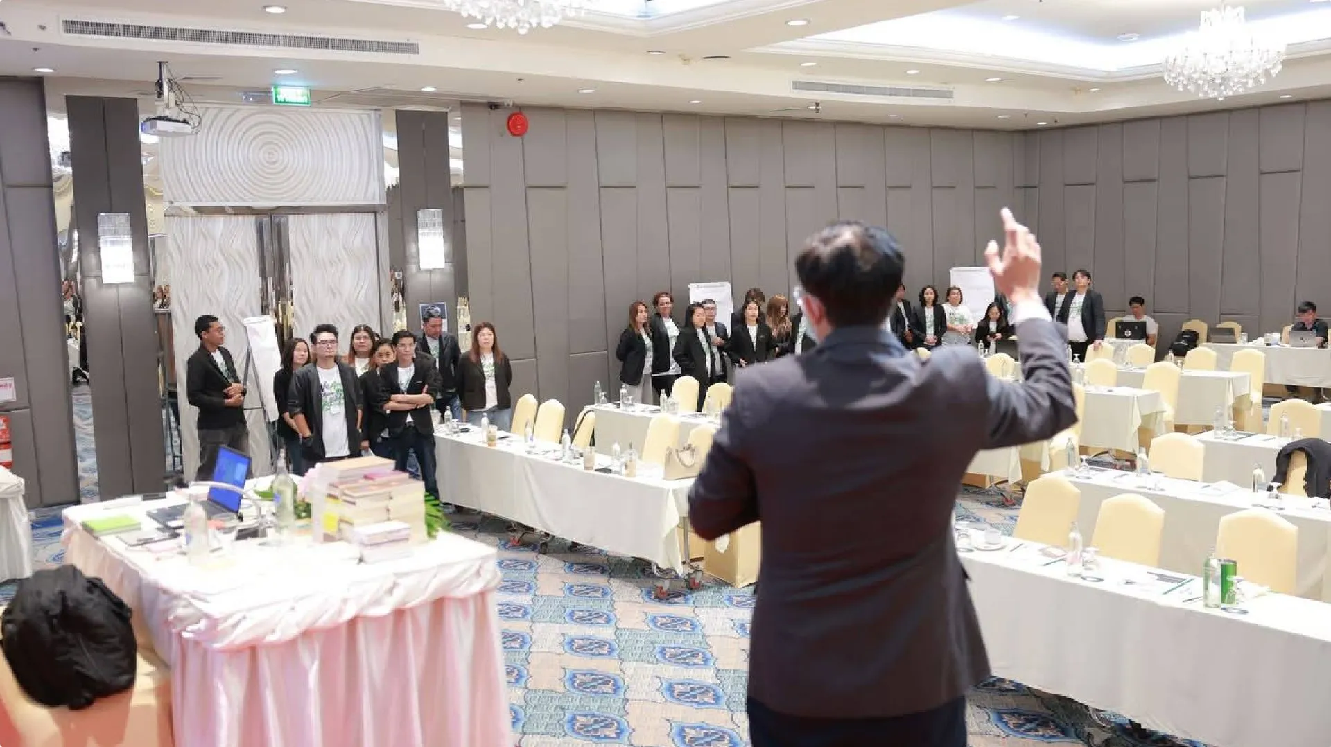 หัวหน้างานแม็คซ์กรุ๊ประหว่างการอบรมการเขียน Action Plan